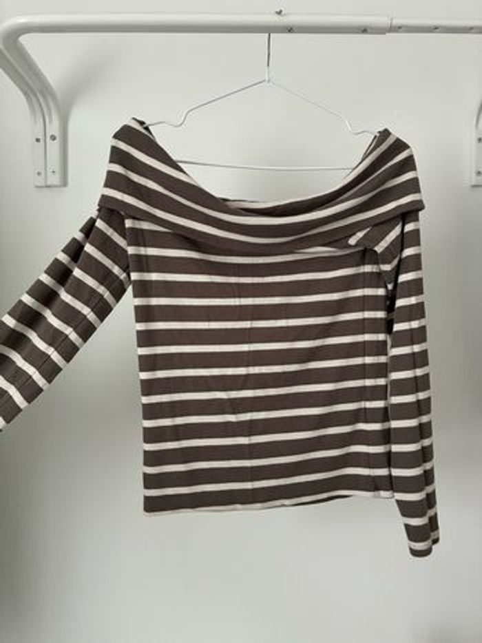 Haut à épaules dénudées à rayures