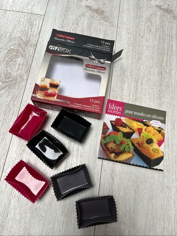 Gifi box 12 moules individuels rectangulaires à gâteaux silicone et un livret recette