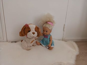 Poupée avec  son  bébé chien