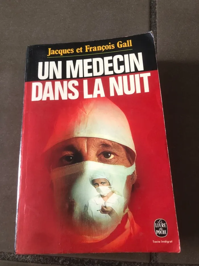 Roman un médecin dans la nuit édition poche 📕 - photo numéro 2