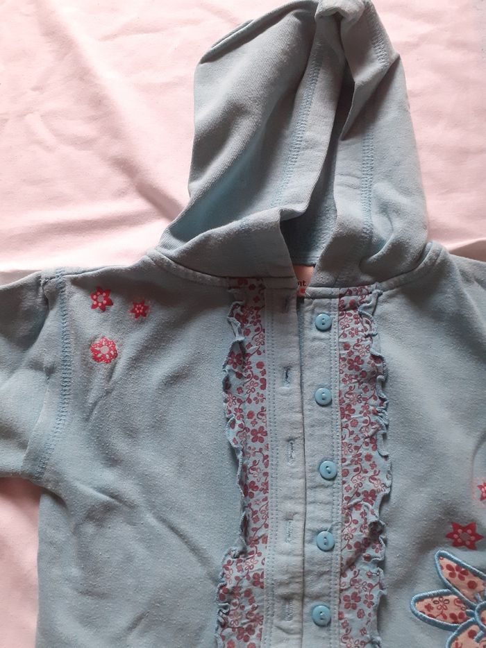 Veste bleu à capuche motif fleurs - photo numéro 3