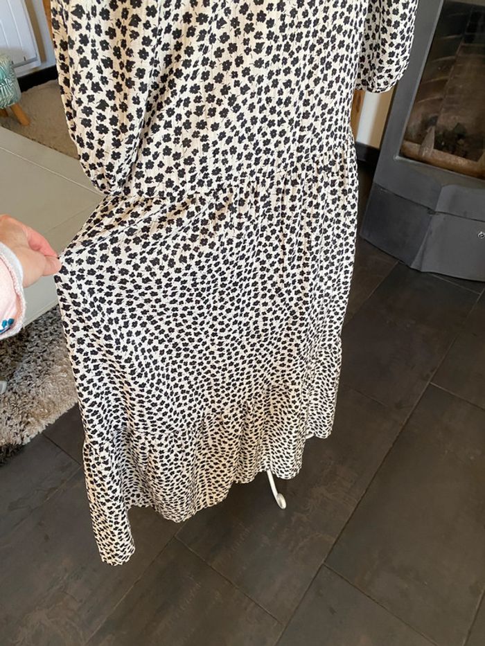 Robe longue liberty blanche avec motifs fleurs noires taille S / M - photo numéro 6