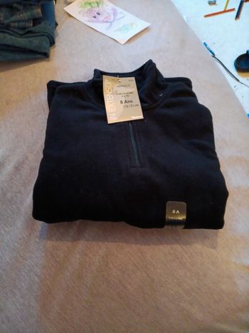Pull polaire tout simple noir 8 ans neuve