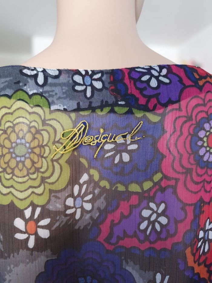 Tunique Voile Transparent Desigual – Imprimé Floral & Portrait Arty
- photo numéro 3