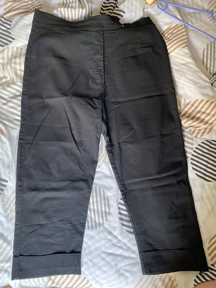 Pantacourt noir taille 42-44