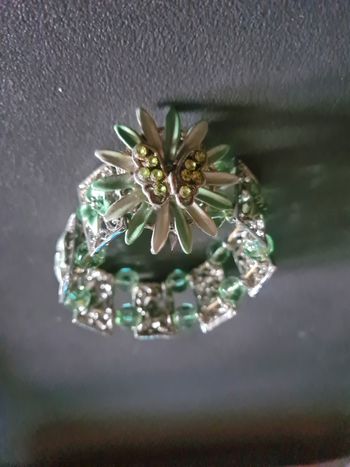 Bracelet. Élastique. Vert argenté . Motif fleurs papillon.