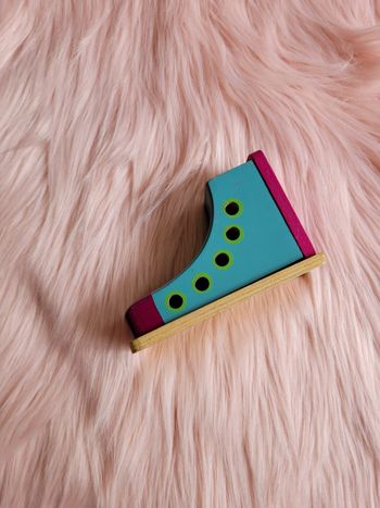 Chaussure en bois apprentissage lacet