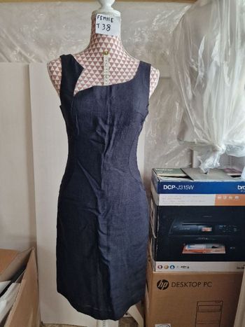 Robe, noir, en très très bon état, longueur 96cm,en lin & viscose, doublure en nylon, fermeture par