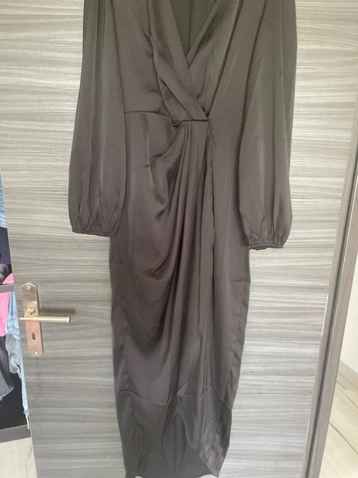 Longue robe noire satiné - photo numéro 2