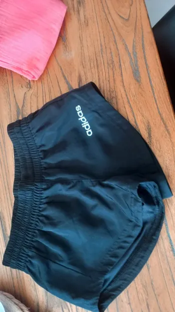 Short adidas 6/7 ans fille tbe