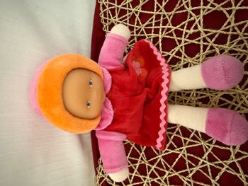 DOUDOU POUPEE COROLLE robe rouge rose capuche bord orange 25cm fleur