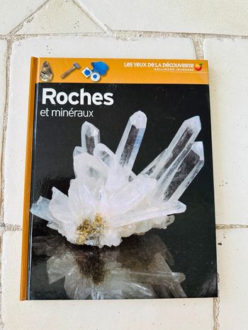 Livre de découverte sur les roches et minéraux
