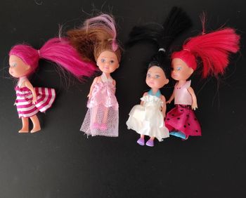 Lot de 4 mini poupées – couleur de chevelure et tenues différentes – très bon état 🧸✨