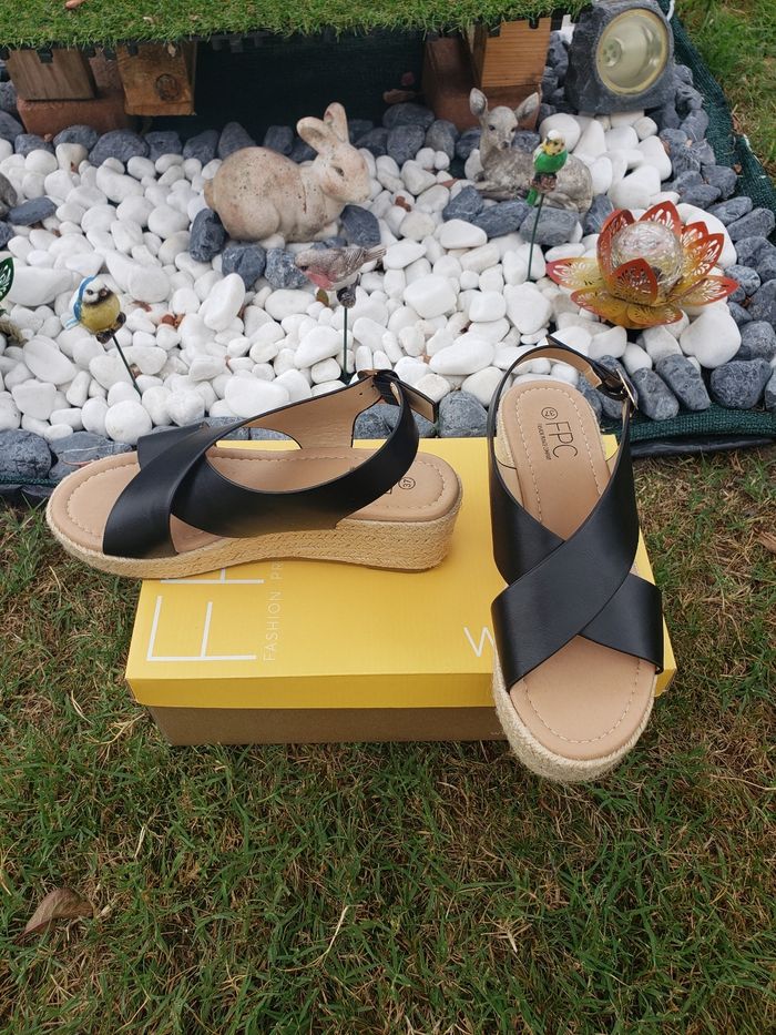 Sandales 🎀 FPC pointure 37 10€ - photo numéro 4