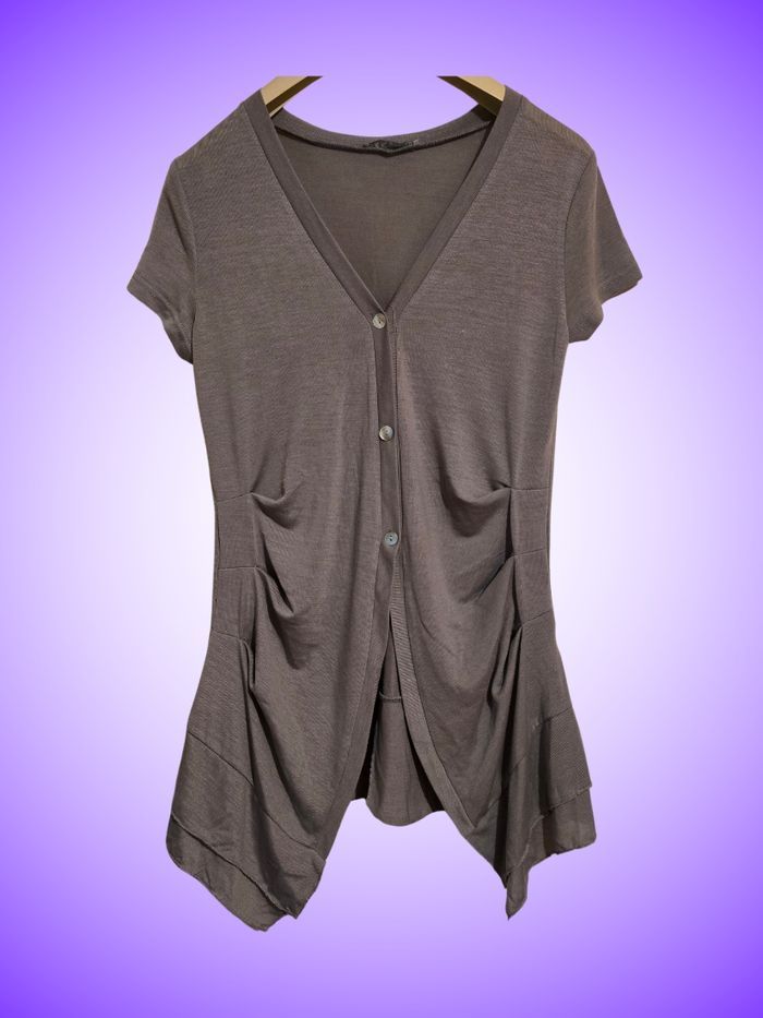 Gilet/Top Boutonné B&K Style – Coupe Asymétrique Longue – Plissé et Drapé – Gris Taupe – Taille 3 – Très Bon État