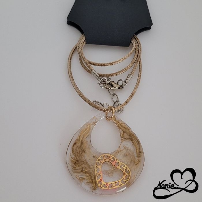 Pendentif transparent et beige crème avec un cœur doré