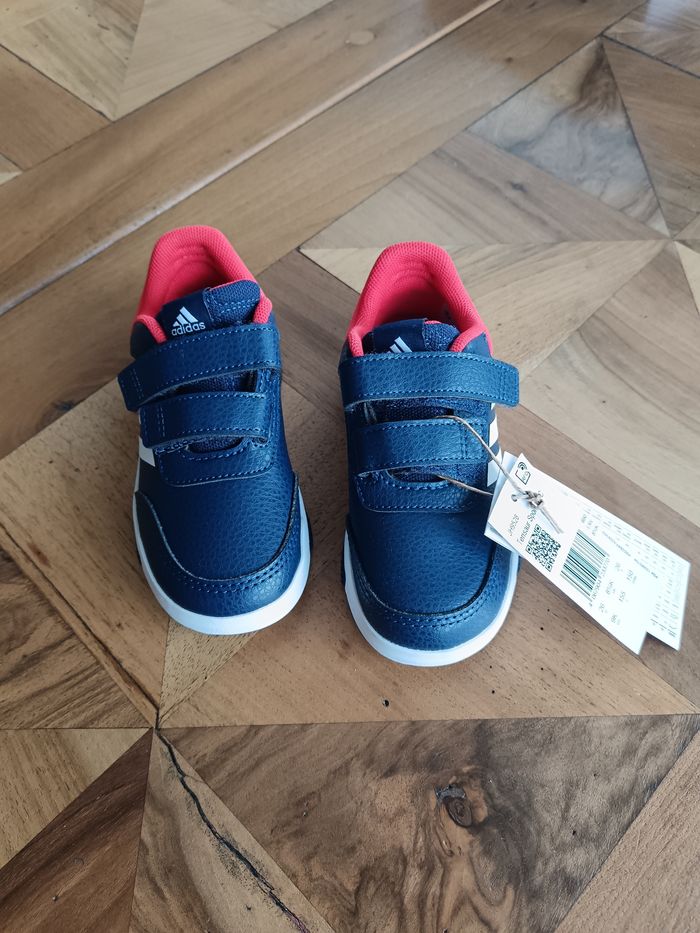 Basket Adidas Neuf avec Étiquette taille 26