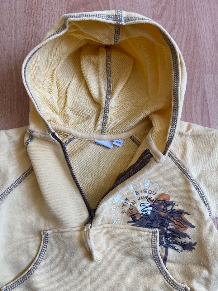 Beau pull/sweat jaune à capuche T. 6 mois/67 cm garçon TBE - photo numéro 5