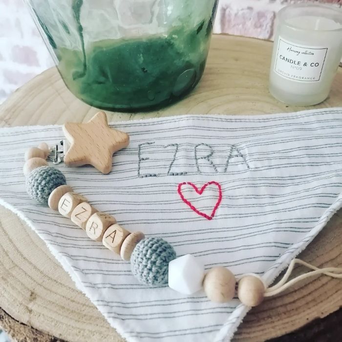 Bavoir ou bonnet brodé - photo numéro 2