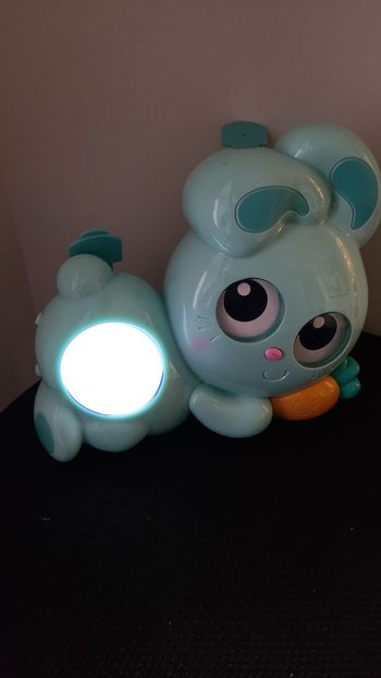 Veilleuse médical Jojo lapin  Veilleuse lumineuse Jojo Lapin. Une version joue avec les yeux ouverts