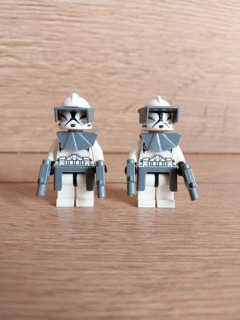 Figurines type lego 2 clones de première génération star wars