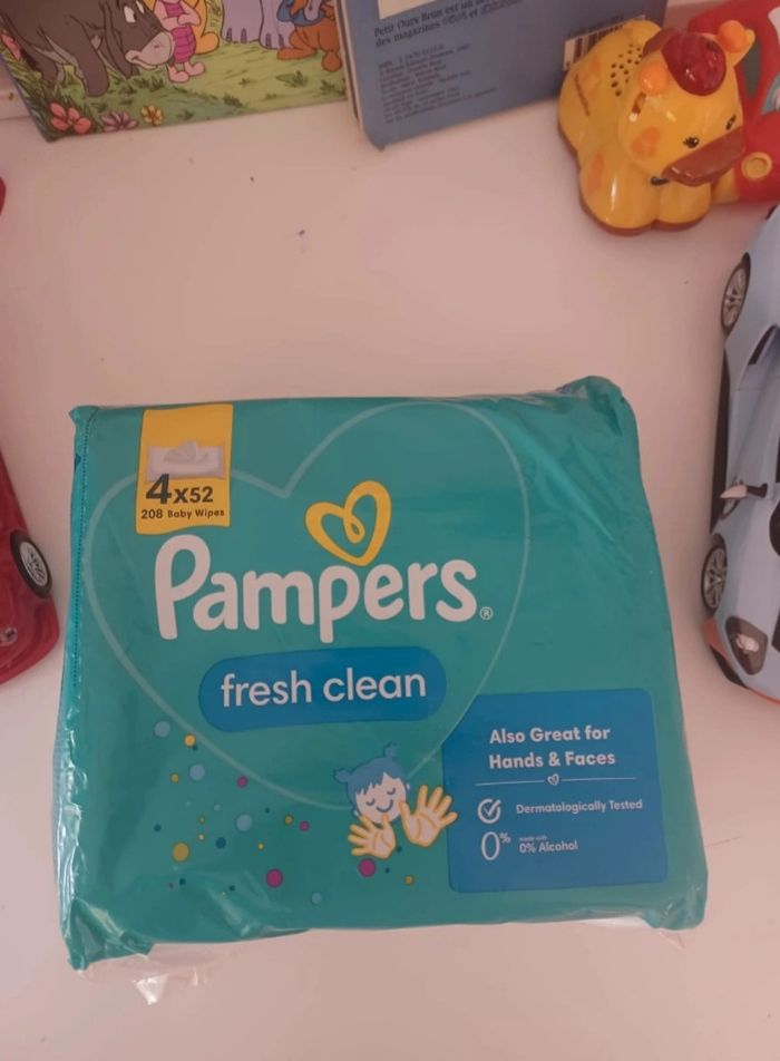 4 paquets de 208 lingettes pampers fresh clean neuf.