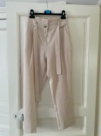 Pantalon fluide crème taille 40 coupe carotte