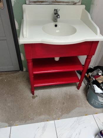 Petit meuble de salle de bain rouge