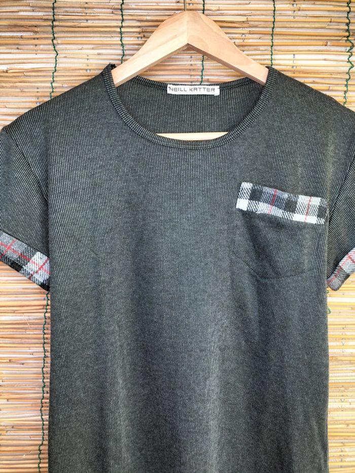 T-shirt rayé noir et gris Neill Katter - photo numéro 3