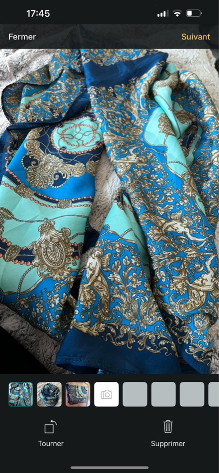 Foulard élégant motifs baroques bleu et turquoise