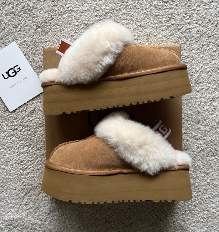 Mules fourrées UGG Funkette - Taille 38 - Neuves - photo numéro 2