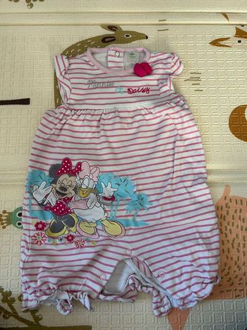 Barboteuse/combi short en 6-9 mois de la marque Disney 