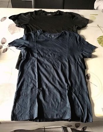 2 T-shirt homme taille S coloris noir et bleu marine Kiabi