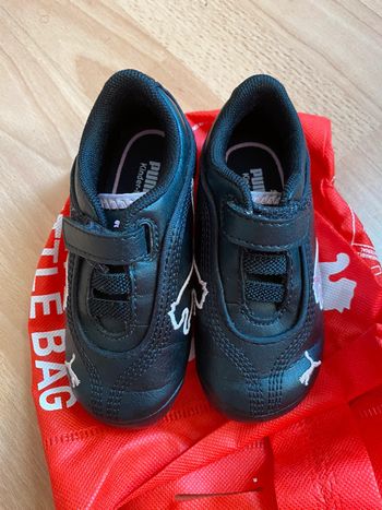 Belle paire de baskets Puma noir et rose T. 22 fille TBE