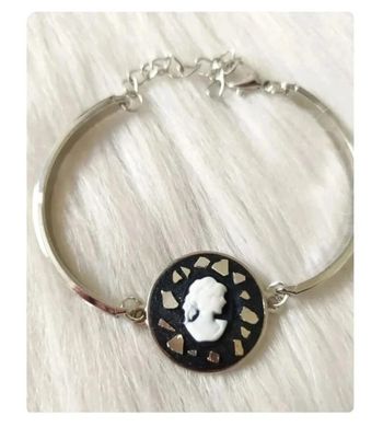 Bracelet rigide en métal avec cabochon camée style gothique