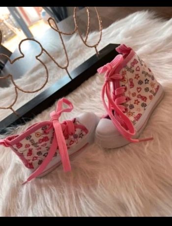 Très belle petite paire de chaussures avec des motifs 🥰 pointure 18 in extenso