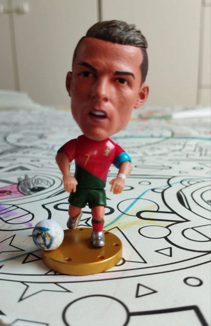 Une figurine football neuve cristiano Ronaldo CR7 Portugal