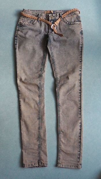 Jean bleu/orangé avec ceinture