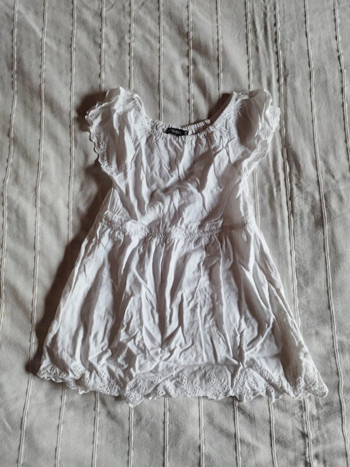 robe blanche avec broderie anglaise 3 ans