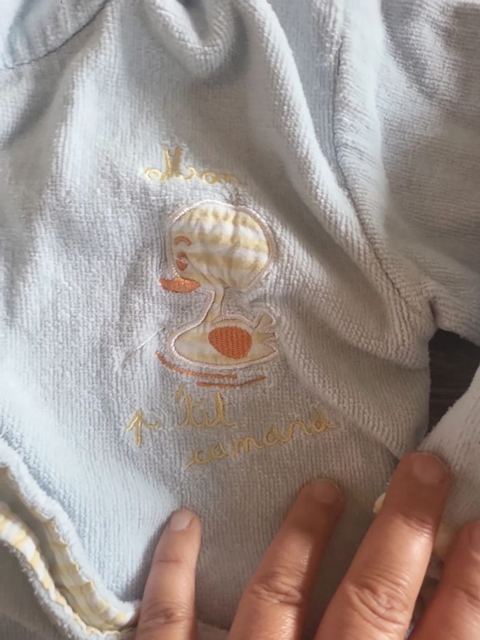 Sortie de bain 3 ans,très bon état,taches sur le bas - photo numéro 2