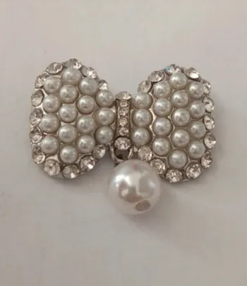 Broche en forme de noeud et strass