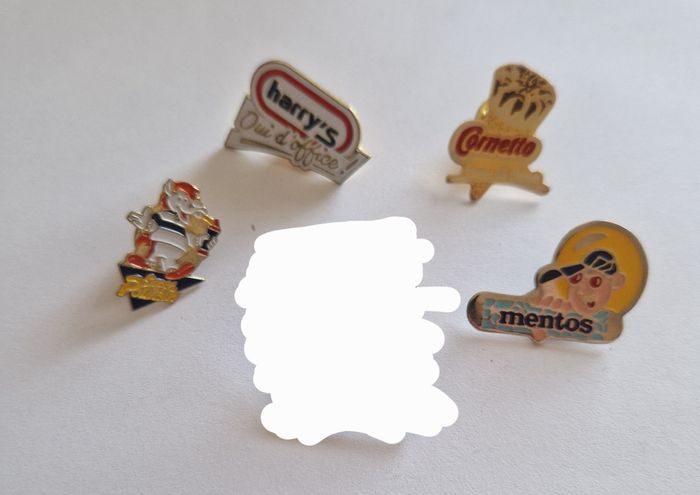 Lot de 4 Pin's Vintage Publicitaires Harry's Cornetto Mentos