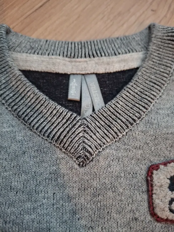 Petit pull gris col V - photo numéro 3