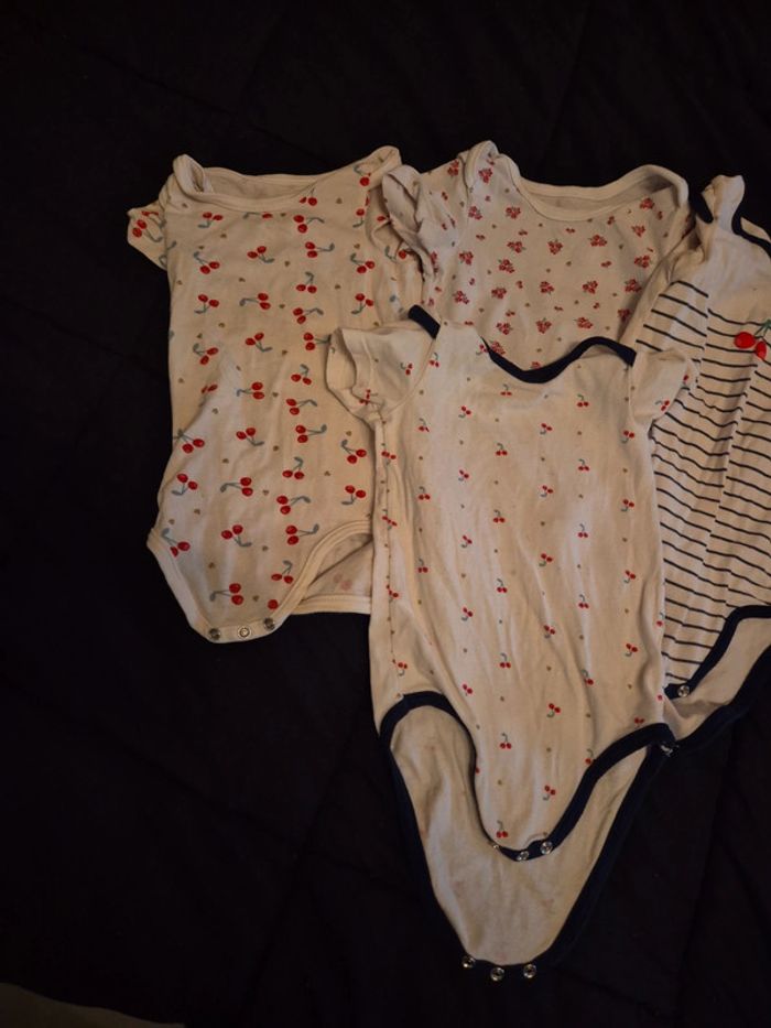 Lot 4 bodies manches courtes 18 mois - photo numéro 2