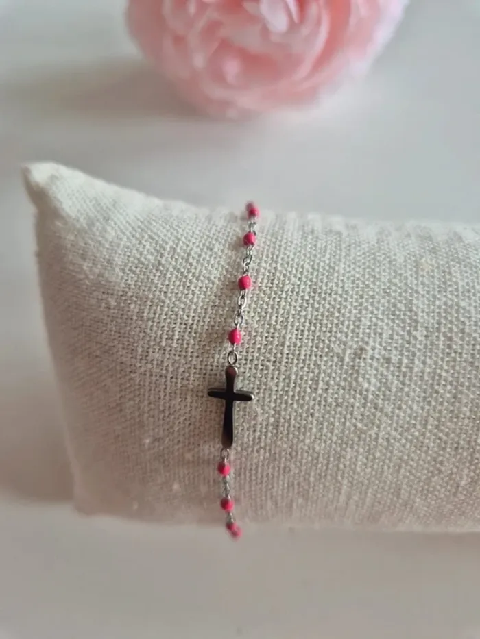 bracelet argenté avec croix chrétienne perles résines rose - photo numéro 4