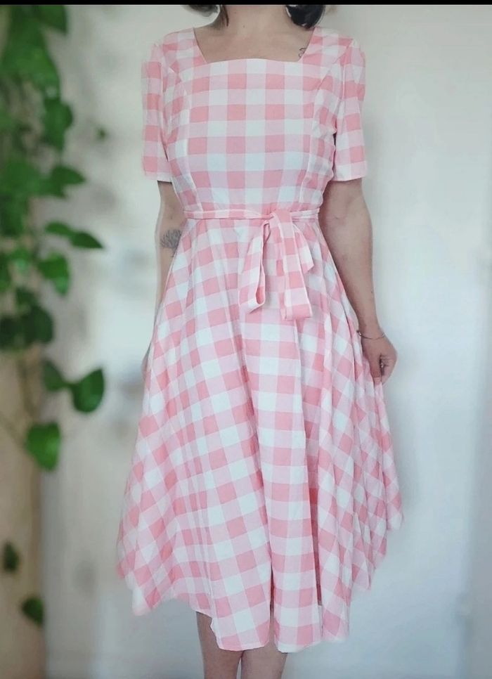 Robe pin up années 50 années 60 vintage patineuse, ceinture cintrée a carreaux blanche et rose