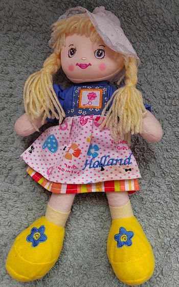 Peluche petite poupée 