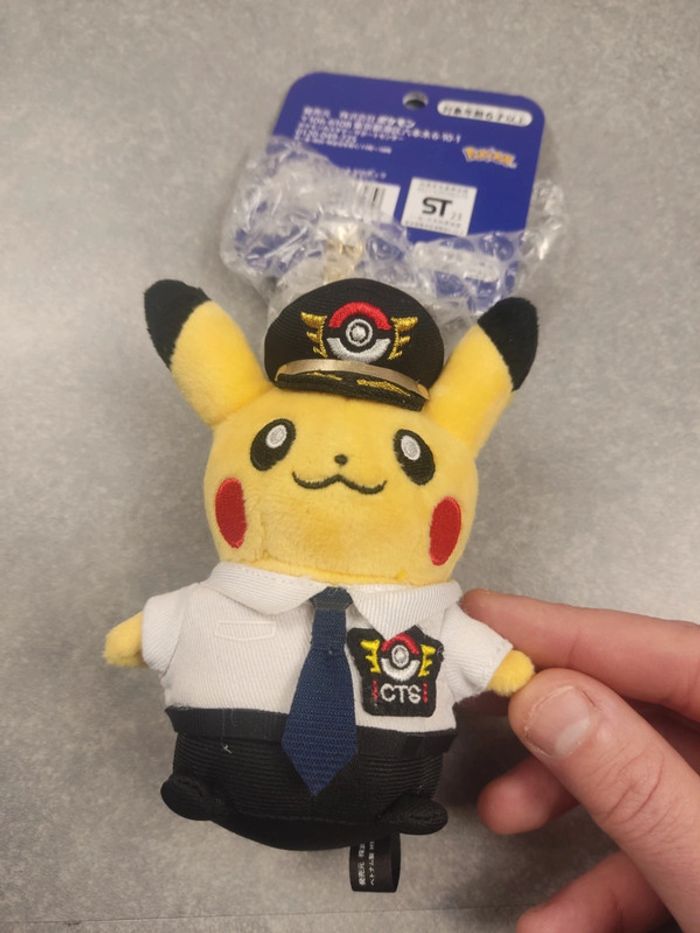 Peluche Pikachu plush porte clé keychain pokemon center 2020