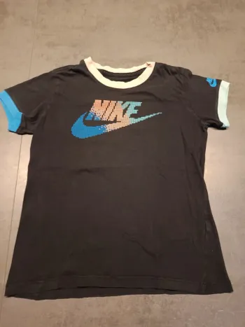 Vends tee-shirt enfant Nike taille 10 ans.