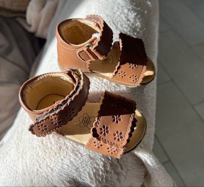 Jolie sandales en cuir bébé